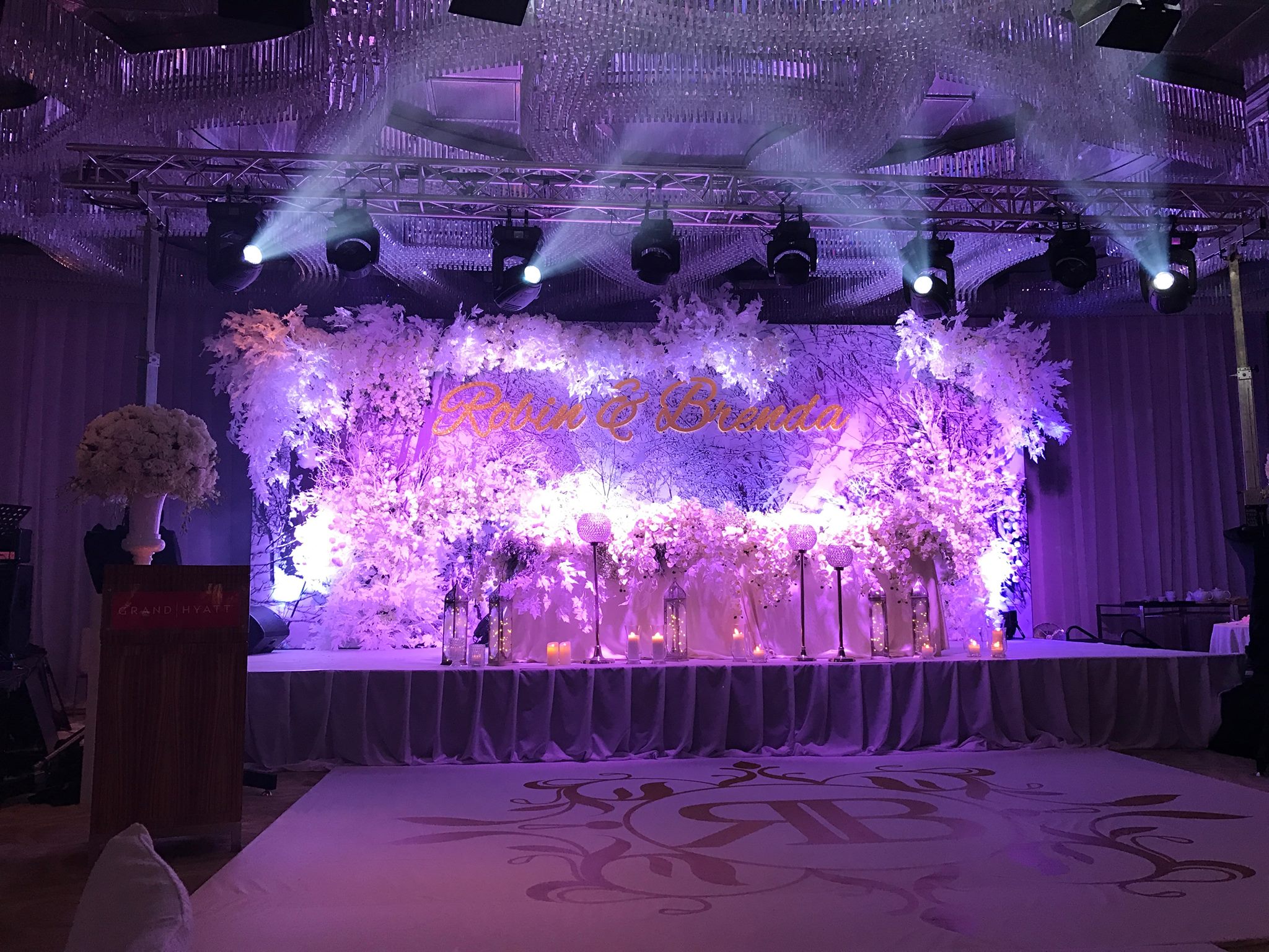 Dynamic event lighting system with coloured beams
